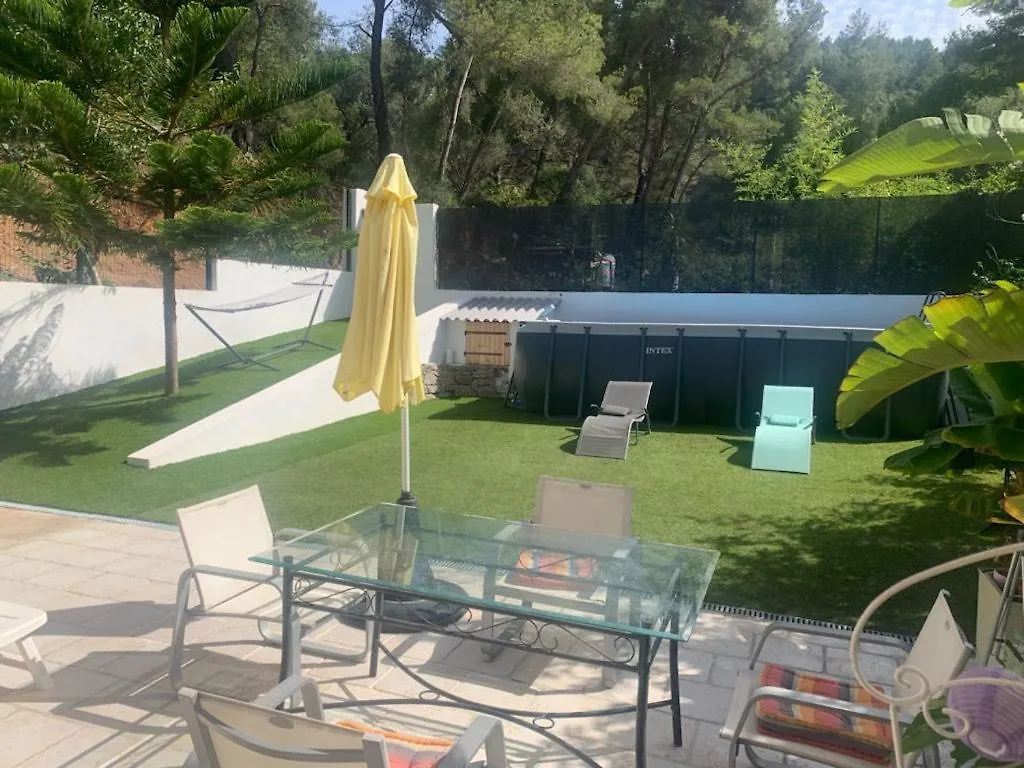Bois Joli Bed & Breakfast Hyeres 0*,  France